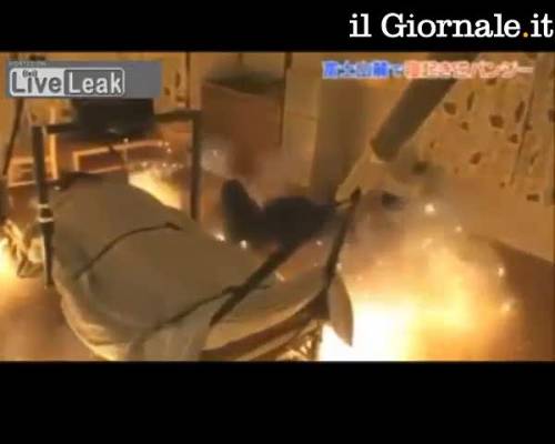 Scherzo terribile in Giappone: lanciato in aria legato al letto