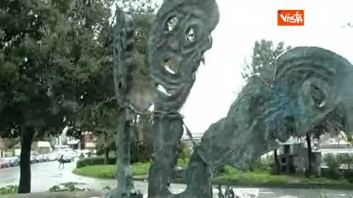 Roma, il monumento imbrattato