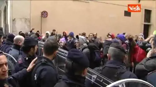 La polizia toglie i caschi