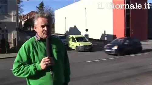 Il reporter impassibile davanti all'incidente