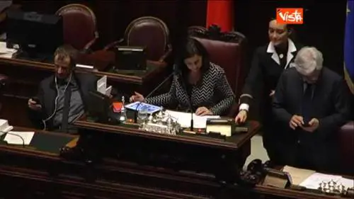 La Boldrini in Aula tra telefono e iPad