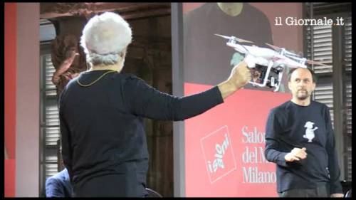 Il drone vola nella Sala delle Cariatidi a Palazzo Reale