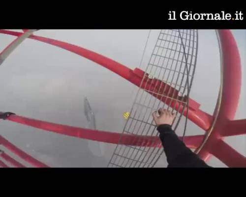 Due ragazzi scalano i 650 mt della Shanghai Tower