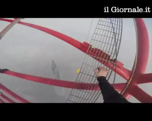 Due ragazzi scalano i 650 mt della Shanghai Tower