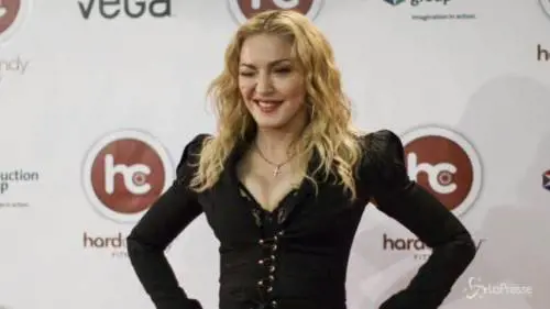 Madonna, piede fasciato e tacco 12