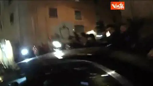 Renzi va via con l'auto blu