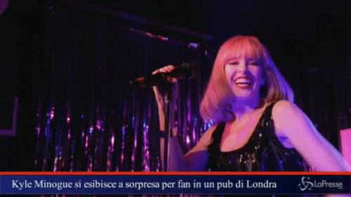 Kylie Minogue canta in un pub a Londra