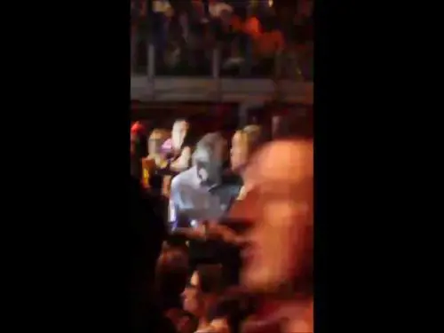 Travaglio "sorcino" scatenato al concerto di Renato Zero