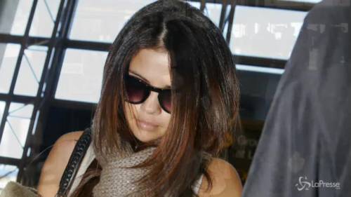 Selena Gomez in jeans strappati all'aeroporto di Los Angeles