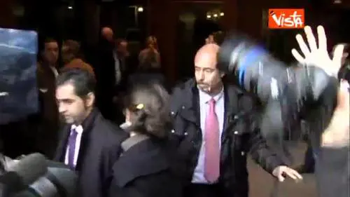 E Renzi arriva a piedi