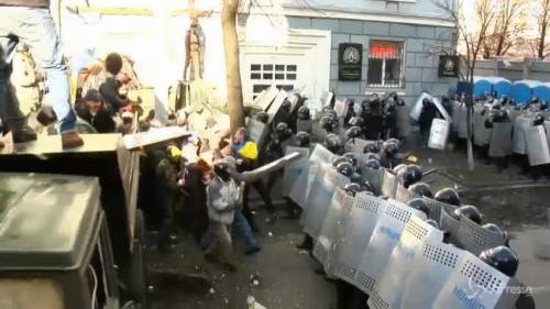 Ucraina, scontri davanti al Parlamento