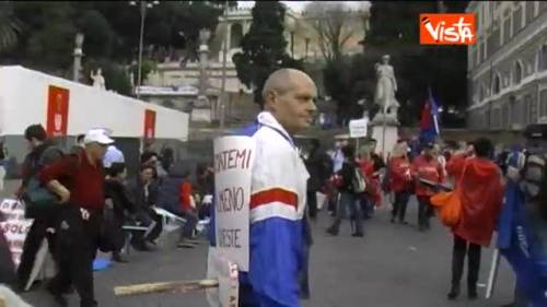 Fisco, imprenditore in mutande per protesta