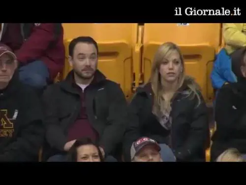 La kiss cam li inquadra, ma lui estrae cartello...