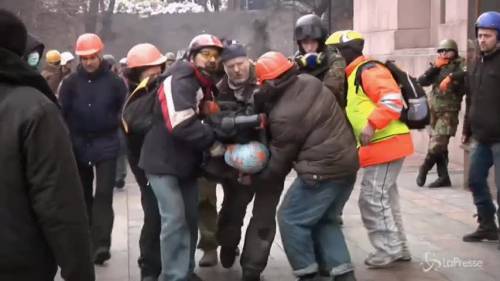 Ucraina, dimostranti Kiev catturano decine di poliziotti