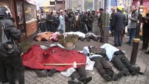Kiev, i cecchini sparano sui manifestanti