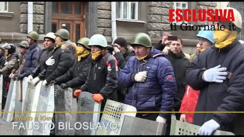 Il palazzo di Yanukovich assediato dai ribelli