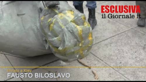 I rivoluzionari si accaniscono sulle statue