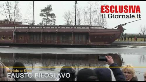 Kiev, il galeone sul lago artificiale di Yanukovich