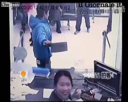 Tenta la rapina con una mannaia, gli impiegati gli ridono in faccia