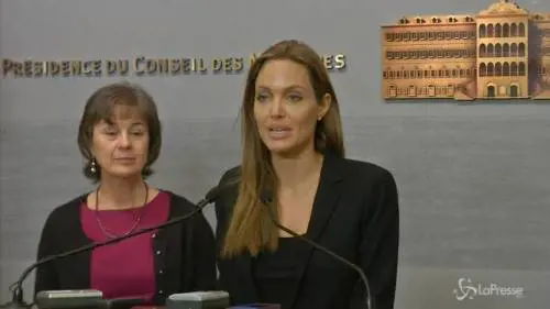Angelina Jolie fa un blitz in Libano per aiutare i bimbi siriani rifugiati  