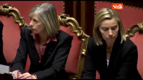 Le facce scure dei ministri mentre Renzi parla