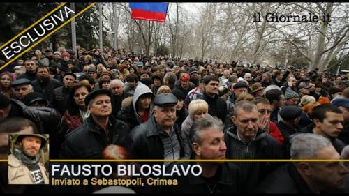 La gente di Sebastopoli esulta al passaggio dei blindati russi