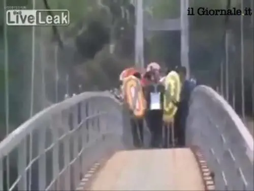 Vietnam, crolla ponte durante un funerale