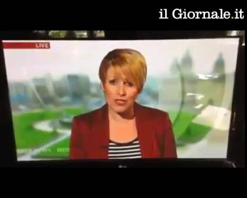 BBC, la presentatrice scivola fuori dallo schermo