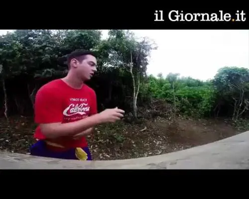 La scimmia ruba la videocamera e realizza un video amatoriale