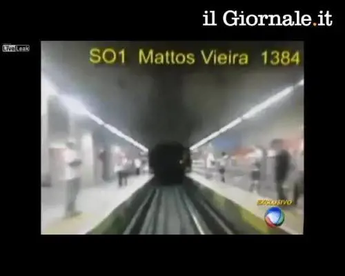 Spinge una donna sui binari della metro ma lei si salva
