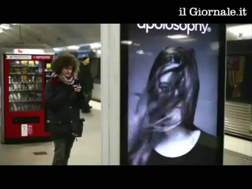 Stoccolma, arriva la metro e si "anima" il cartellone pubblicitario