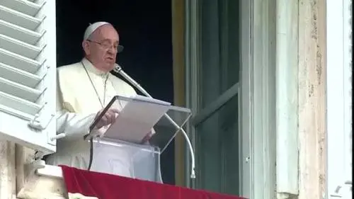 Gaffe del Papa all'Angelus: parte un "c..." involontario