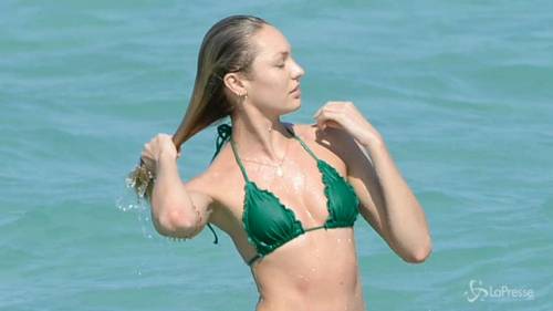 Candice Swanepoel, bikini e relax in spiaggia a Miami 