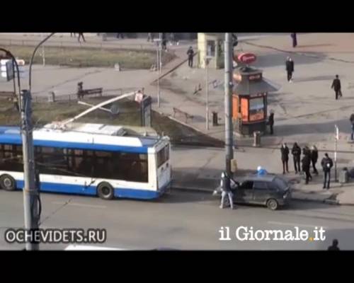 Tentano di farsi rimorchiare da un bus e finiscono nei guai