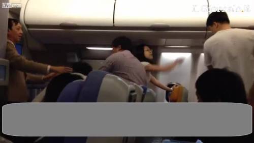 Cina: calci e pugni a bordo di un aereo di linea