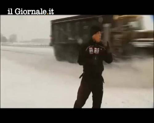 USA, giornalista ricoperto di neve da spazzaneve a Philadelphia