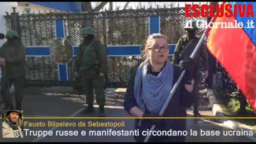 Miliziani filo russi e soldati circondano marina ucraina