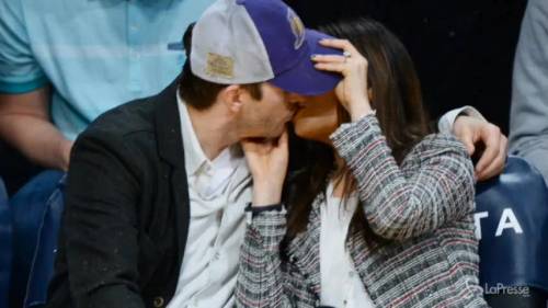 Mila Kunis e Ashton Kutcher, tifo e baci allo stadio