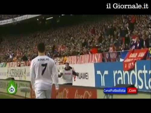 Cristiano Ronaldo deriso dal raccattapalle