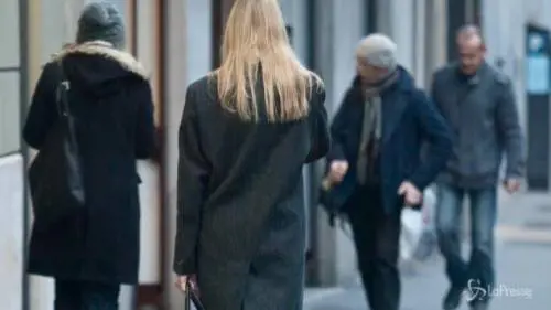 Eva Riccobono in dolce attesa, passeggiata in via Montenapoleone