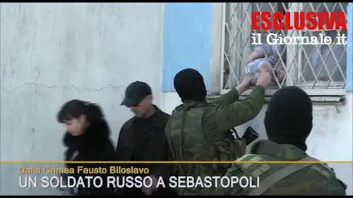 Un soldato russo passa un sacchetto ad un ucraino