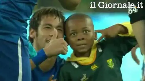 Un bambino fa invasione di campo ma viene portato in trionfo dai suoi campioni