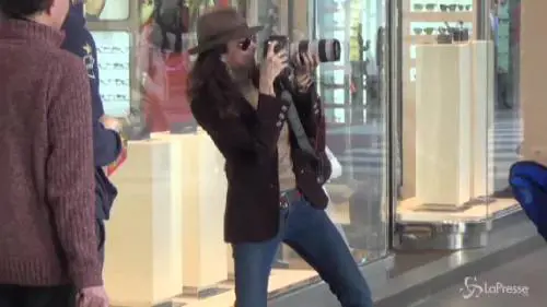 Randi Ingerman, shopping a Milano e scherzi con i passanti