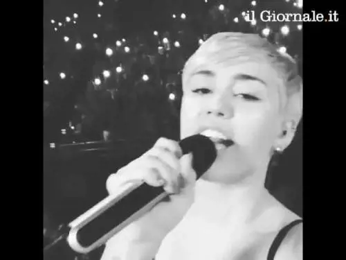Miley Cyrus in tour con la lingua fuori