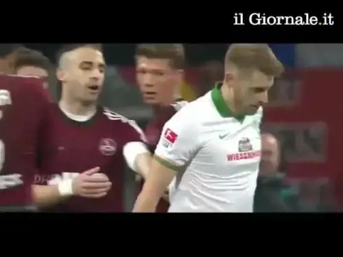 Simula e ottiene il rigore, ma poi confessa