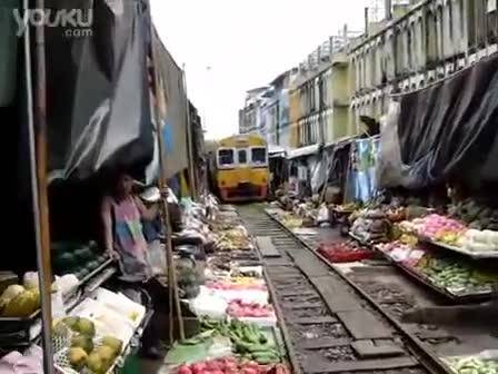 Thailandia: il mercato sulle rotaie del treno