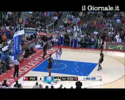 Si mette in posa mentre schiaccia a canestro