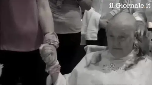 Malata di cancro, le amiche si rasano per solidarietà