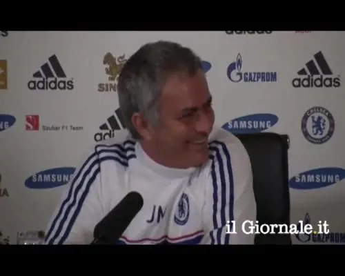 David Luiz urla una parolaccia e Mourinho se la ride