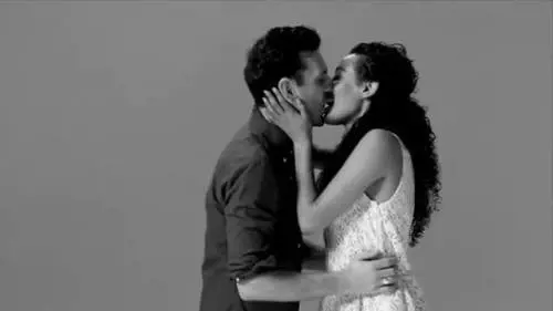 The First Kiss, gli "sconosciuti" che si baciano